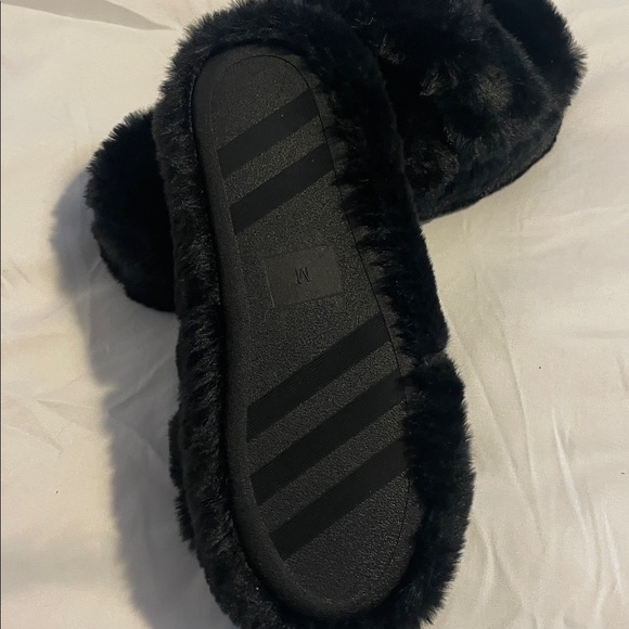 Black Faux Fur Slippers - Pink by Victoria secret BRAND NEW NEVER WORN - Picture 4 of 7